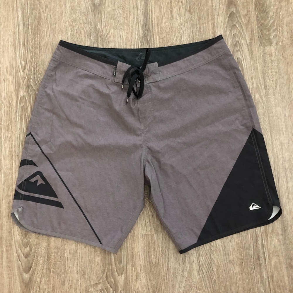 Men’s Quicksilver board shorts Size 38